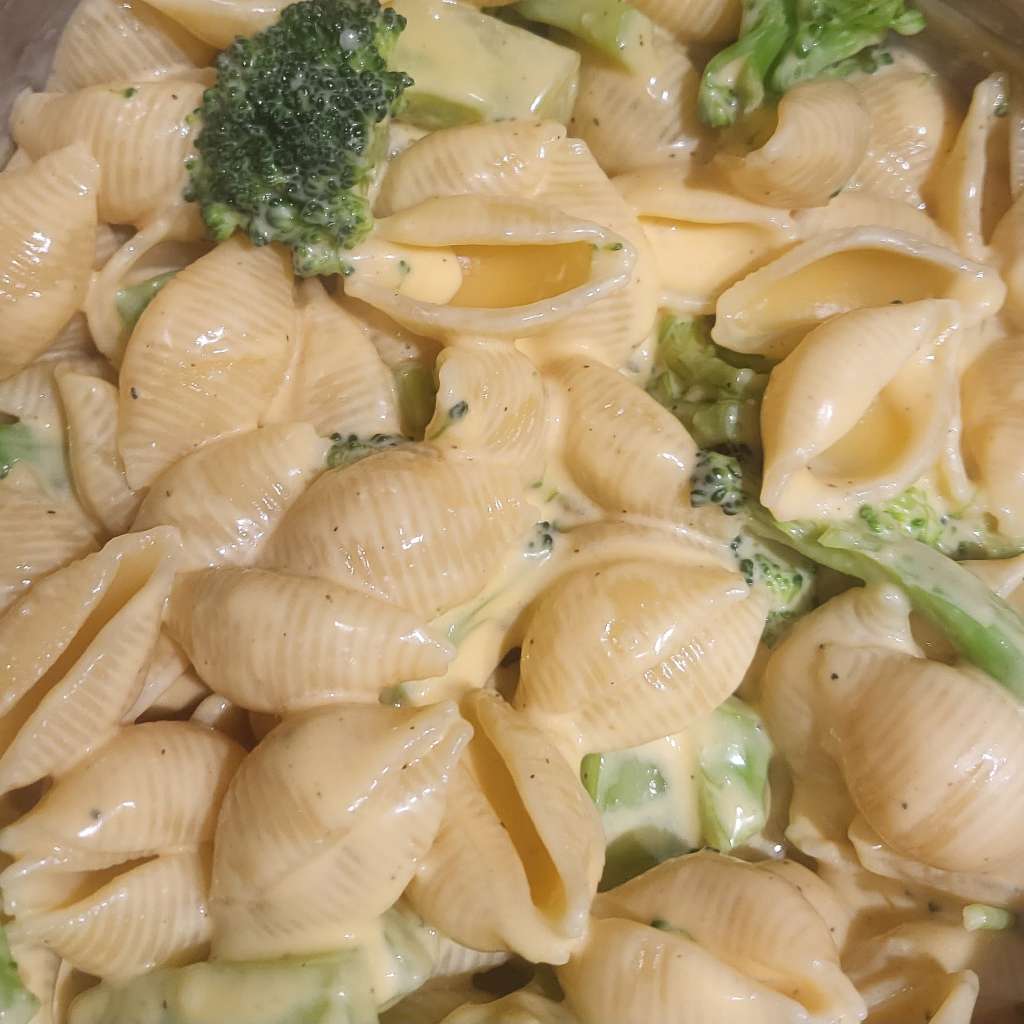 A close up of the broccoli shells and cheese