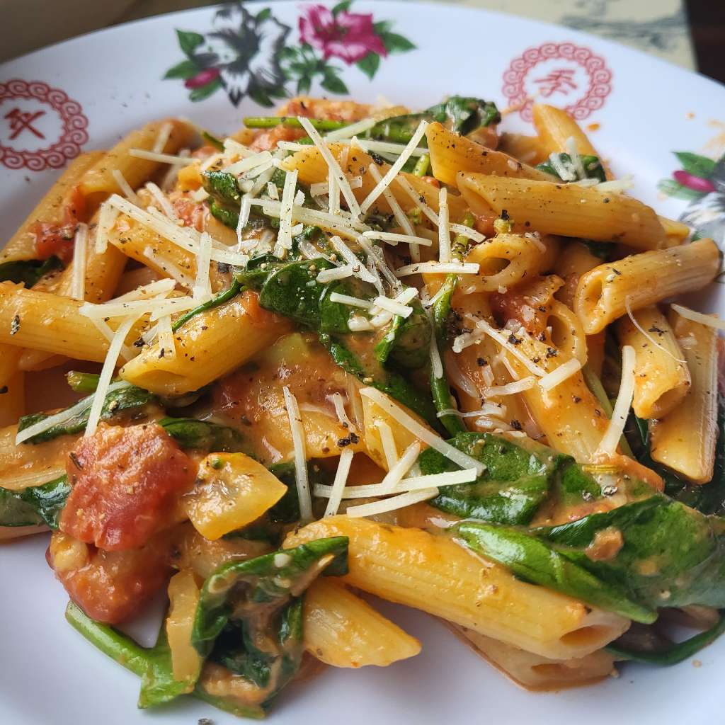 Spinach and tomato pasta